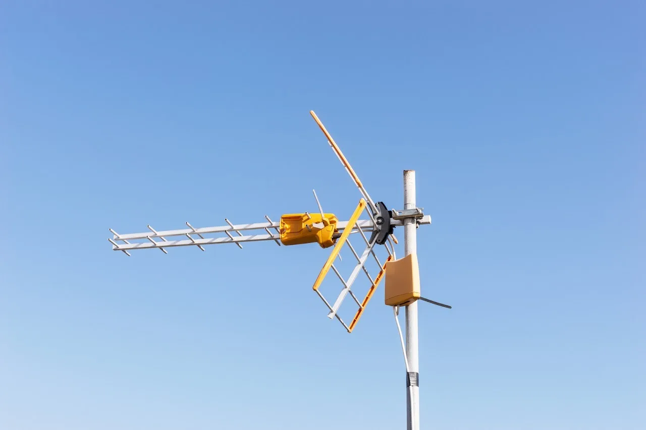 Antenne TNT installée sur un toit — installation par TVP à Montreuil